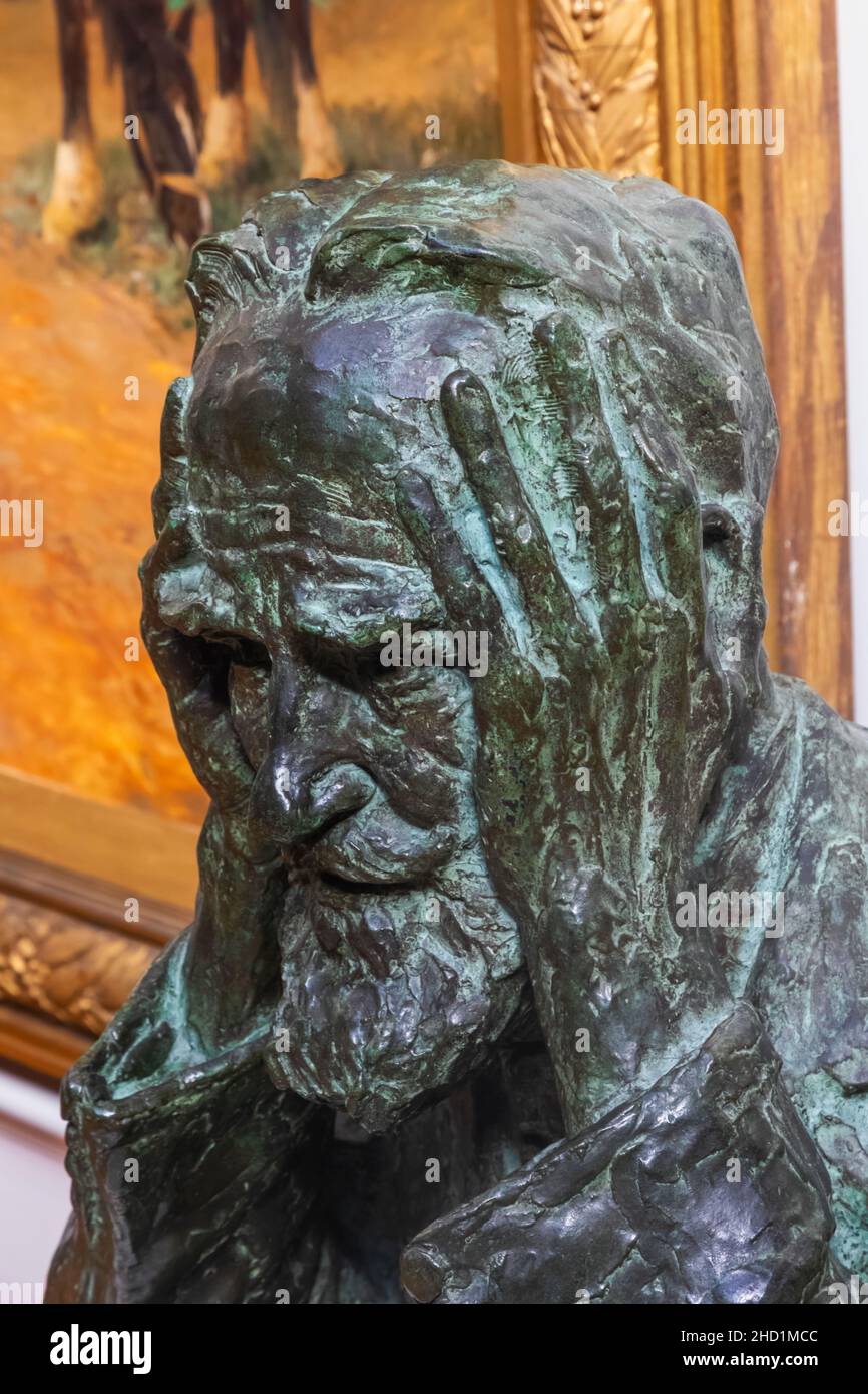 England, Dorset, Bournemouth, Russell-Cotes Museum, Bronze Sculpture of George Bernard Shaw by Kathleen Scott dated 1928 Stock Photo