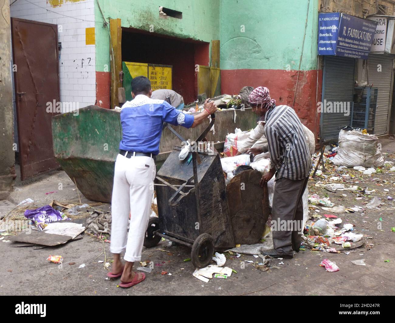 Dustmen are cleaning up the streets at Delhi Stock Photo