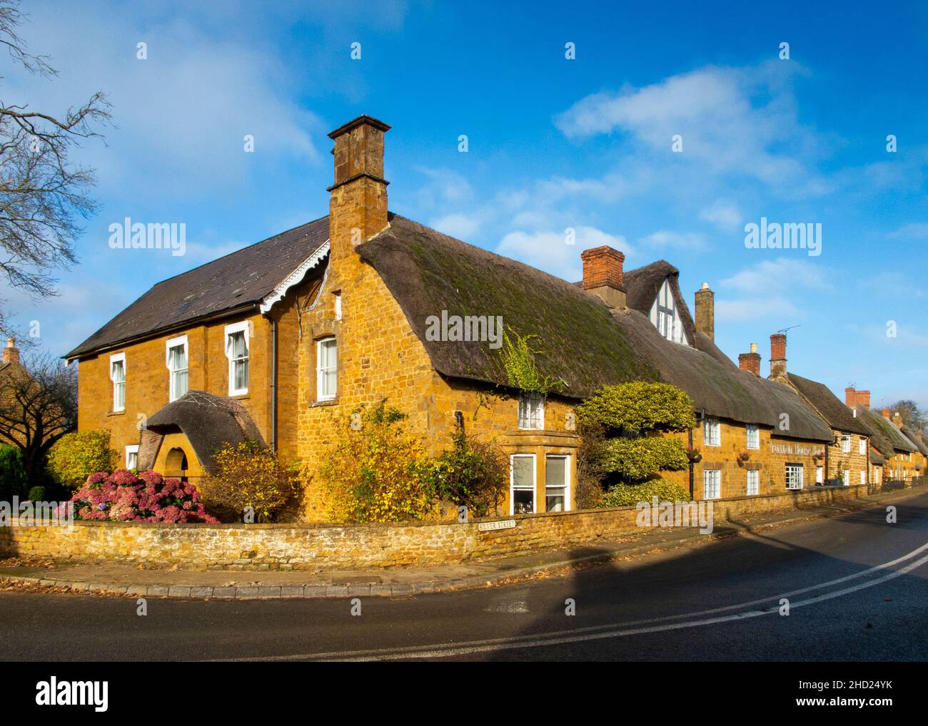 UK, England, Oxfordshire, Banbury, Wroxton, Silver Street, Wroxton House Hotel in attractive cottages Stock Photo