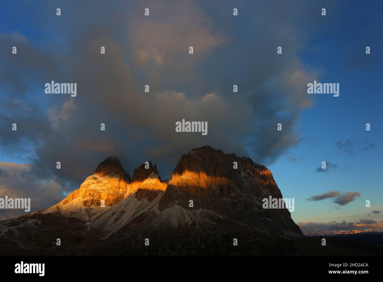 Dolomiten, Berg, Fels, Panorama mit atemberaubender Wolkenstimmung und dramatischer Lichtstimmung in Südtirol in den Dolomiten in Italien Stock Photo