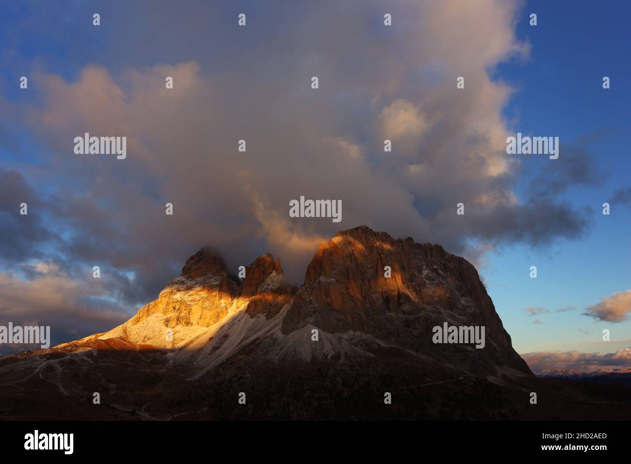 Dolomiten, Berg, Fels, Panorama mit atemberaubender Wolkenstimmung und dramatischer Lichtstimmung in Südtirol in den Dolomiten in Italien Stock Photo