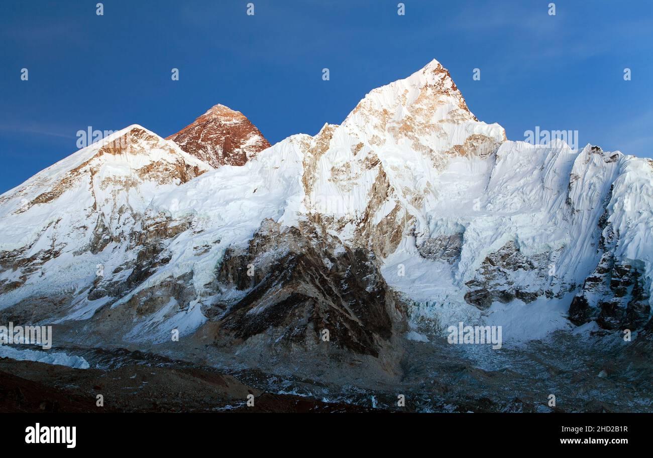 Mount Everest, Evening panoramic view of Mount Everest from Kala Patthar - Way to Mount Everest base camp, Sagarmatha national park, Khumbu valley, Ne Stock Photo