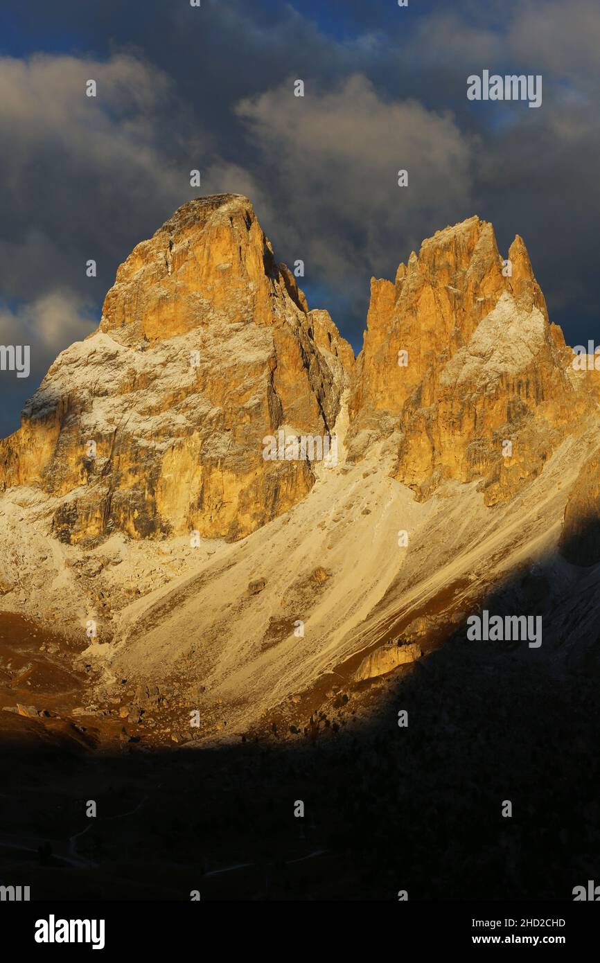 Langkofel, Berg, Fels,  Dolomiten, Panorama mit atemberaubender Wolkenstimmung und dramatischer Lichtstimmung in Südtirol in den Dolomiten in Italien Stock Photo