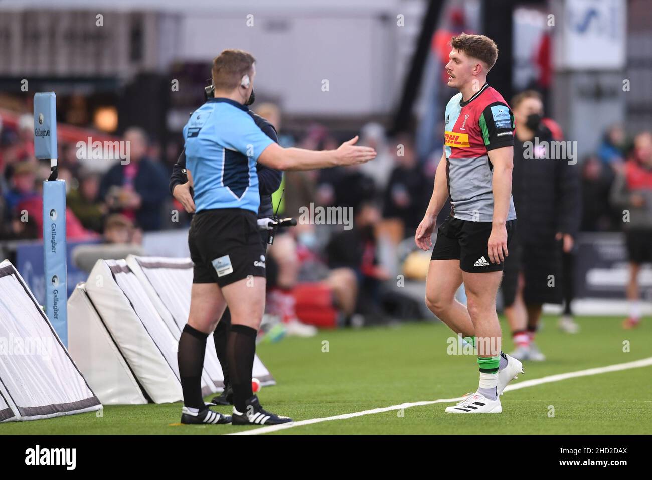 Kingsholm Stadium, Gloucester, UK. 2nd Jan, 2022. Gallaher Premiership Rugby, Gloucester Rugby versus Harlequins: Luke Northmore of Harlequins receives a yellow card from Referee Tom Foley Credit: Action Plus Sports/Alamy Live News Stock Photo