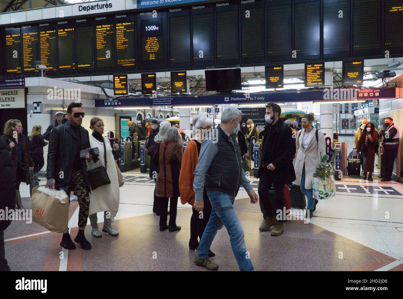 London, UK, 2 January 2022: Passengers arriving into Victoria Station are among the lucky ones who haven't had their trains cancelled due to staff shortages caused by the rapid spread of the omicron variant of coronavirus. Anna Watson/Alamy Live News Stock Photo