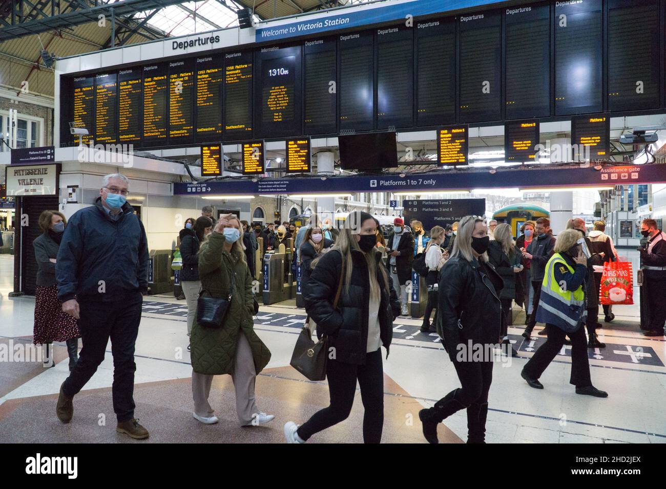 London, UK, 2 January 2022: Passengers arriving into Victoria Station are among the lucky ones who haven't had their trains cancelled due to staff shortages caused by the rapid spread of the omicron variant of coronavirus. Anna Watson/Alamy Live News Stock Photo