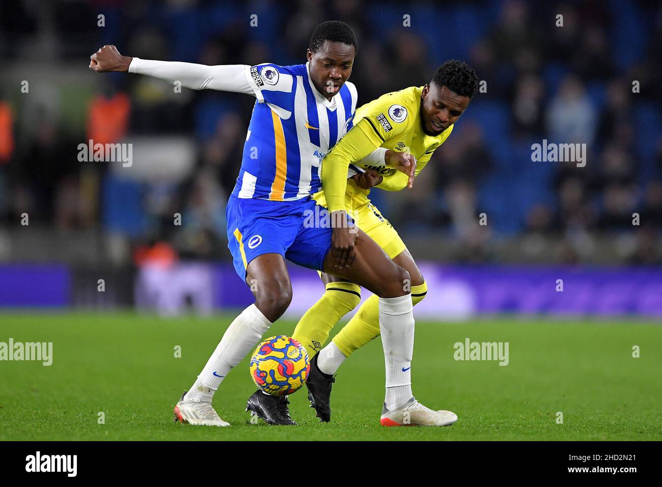Enock Mwepu of Brighton & Hove Albion and Frank Onyeka of Brentford