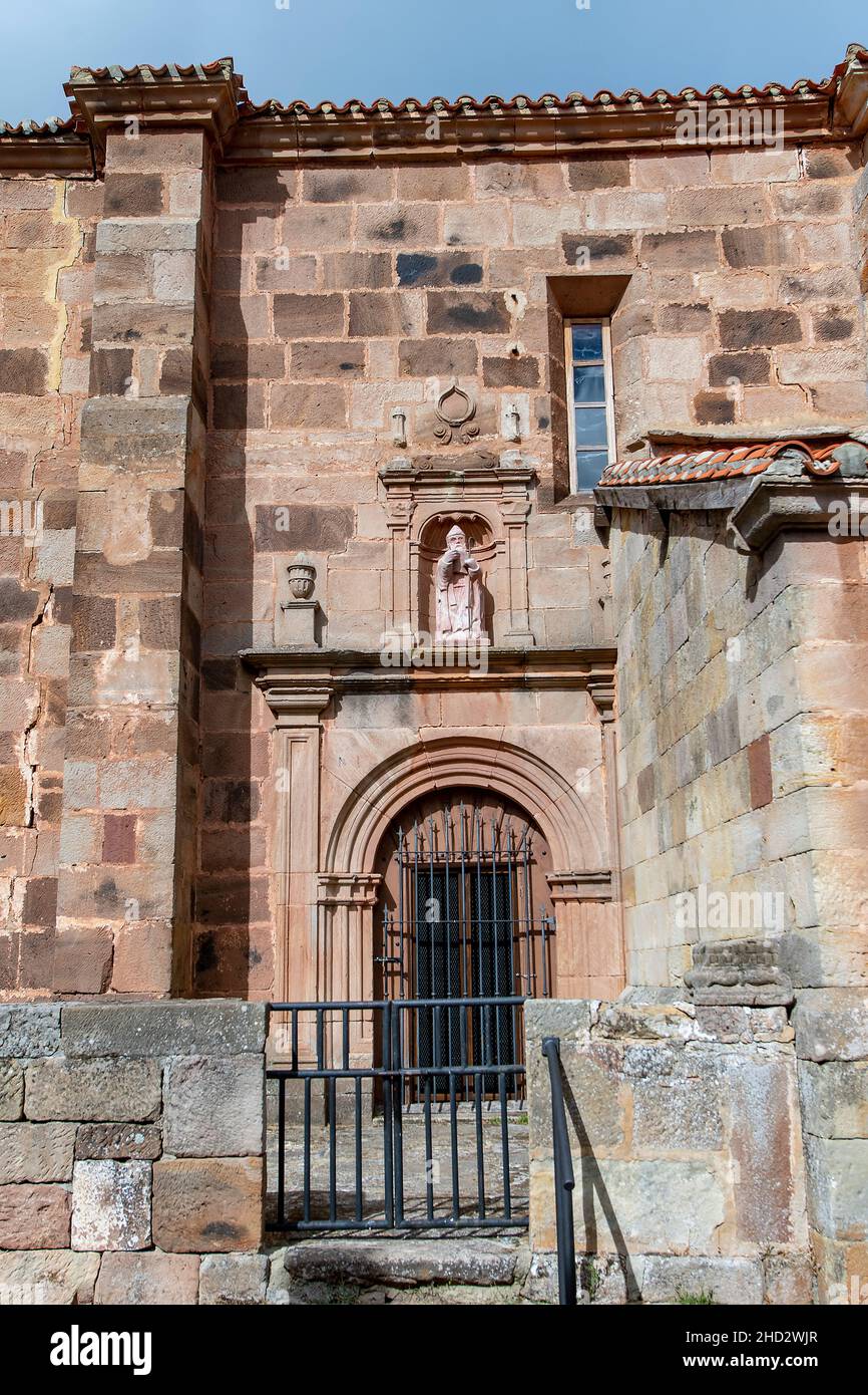 Iglesia romanica de San Cosme y Damian en Cubillo del Ebro. Stock Photo