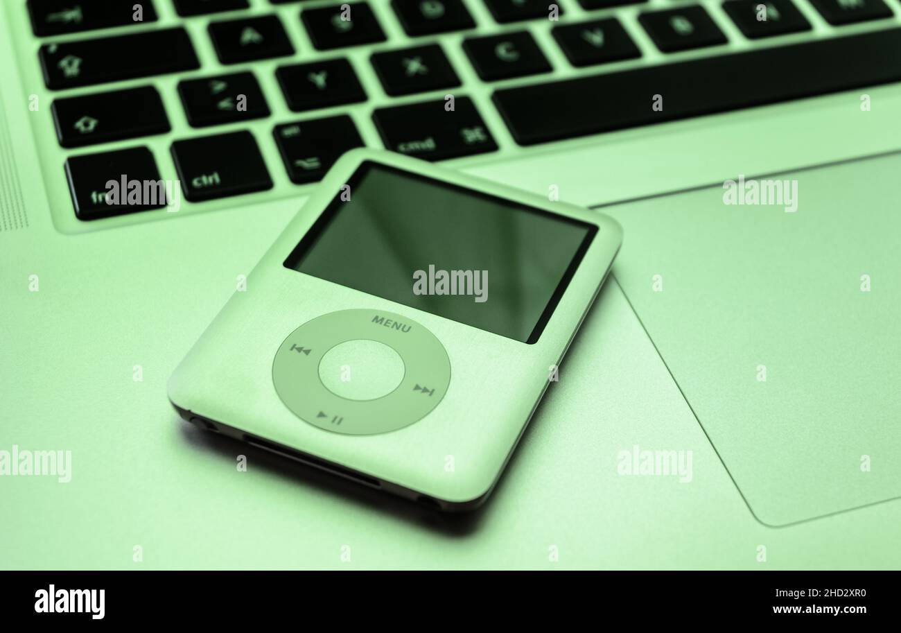 Apple iPod nano 3rd Generation and MacBook Pro laptop Stock Photo - Alamy