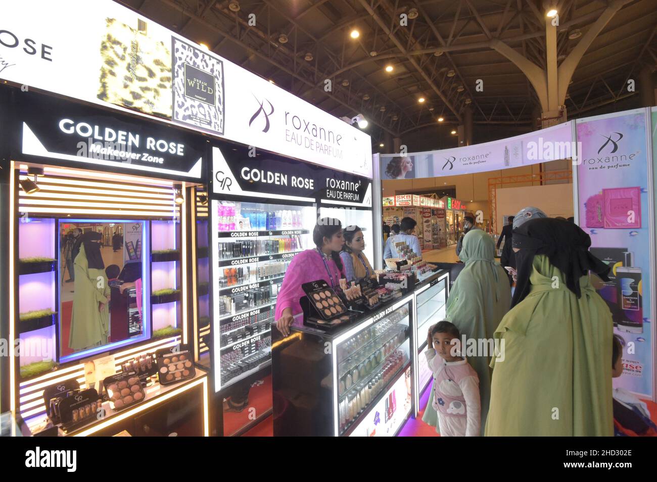 (220102) -- PURBACHAL (BANGLADESH), Jan. 2, 2022 (Xinhua) -- People visit a booth for cosmetics during the Dhaka International Trade Fair in Purbachal on the outskirts of Dhaka, Bangladesh, on Jan. 2, 2022. The 26th edition of the Dhaka International Trade Fair (DITF), The largest annual commercial and trade event in Bangladesh, kicked off Saturday at a mega Chinese-built new venue. (Xinhua) Stock Photo