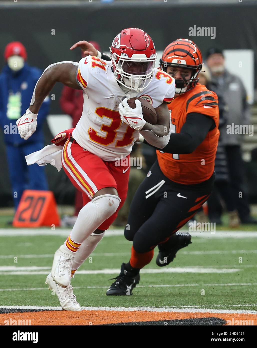 Arizona Cardinals running back Darrel Williams (24) runs with the ball  during an NFL football game against the Carolina Panthers, Sunday, Oct. 2,  2022, in Charlotte, N.C. (AP Photo/Brian Westerholt Stock Photo - Alamy