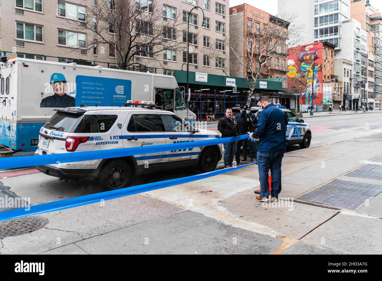 Investigate crime scene united states hi-res stock photography and ...