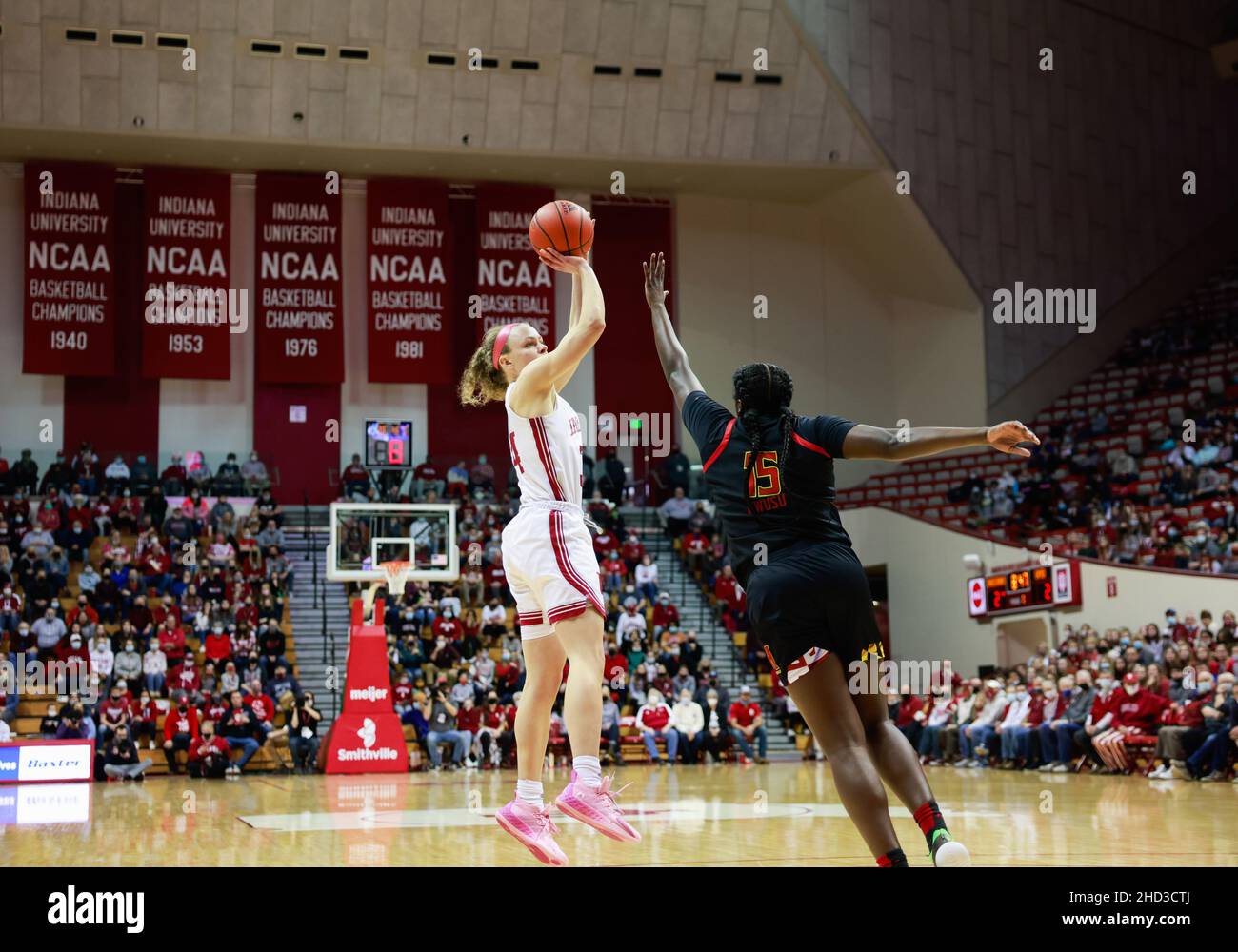 Bloomington, United States. 02nd Jan, 2022. Indiana Hoosiers guard Grace Berger (L) shoots against Maryland Terrapins guard Ashley Owusu (R) during the National Collegiate Athletic Association (NCAA) women's basketball game in Bloomington. Indiana University beat Maryland 70-63. Credit: SOPA Images Limited/Alamy Live News Stock Photo