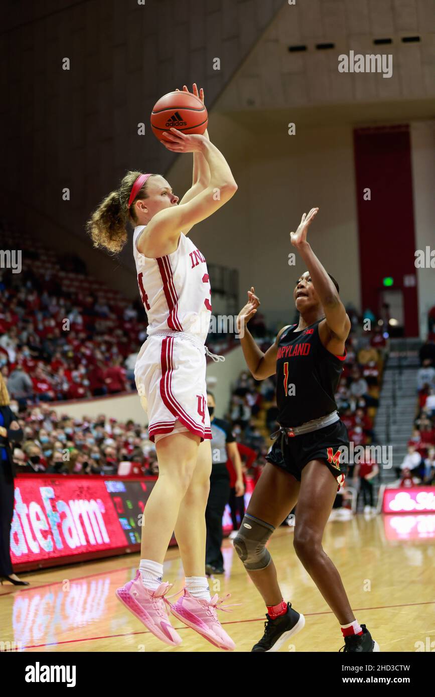 Bloomington, United States. 02nd Jan, 2022. Indiana Hoosiers guard Grace Berger (L) shoots against Maryland Terrapins guard Diamond Miller (R) during the National Collegiate Athletic Association (NCAA) women's basketball game in Bloomington. Indiana University beat Maryland 70-63. Credit: SOPA Images Limited/Alamy Live News Stock Photo