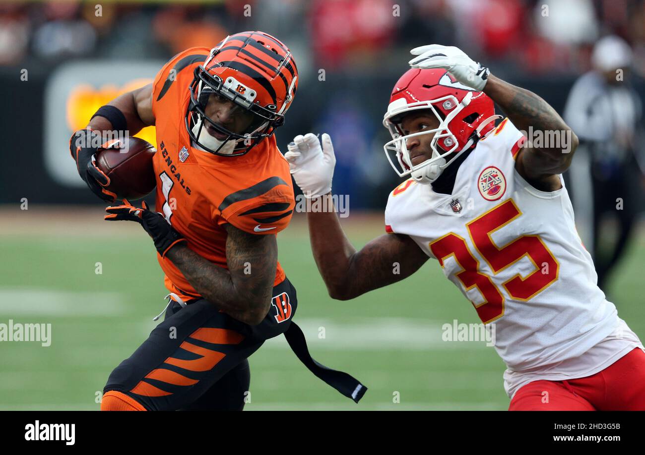 Cincinnati, United States. 12th Dec, 2021. San Francisco 49ers wide  receiver Jauan Jennings (15) makes the catch under pressure from Cincinnati  Bengals Mike Hilton (15)during the second half of play at Paul