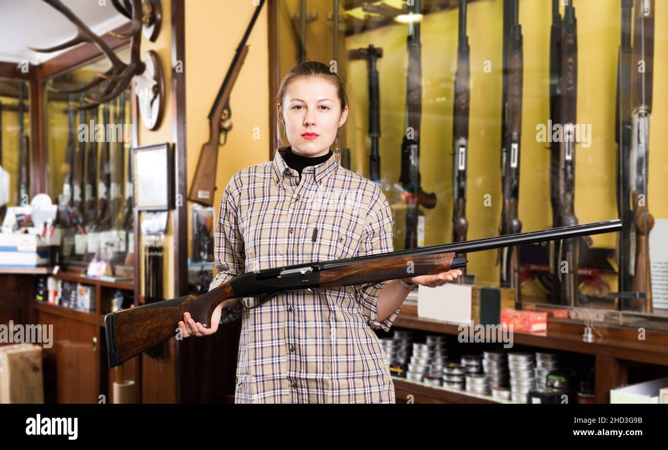 Girl with hunting rifle hi-res stock photography and images - Alamy
