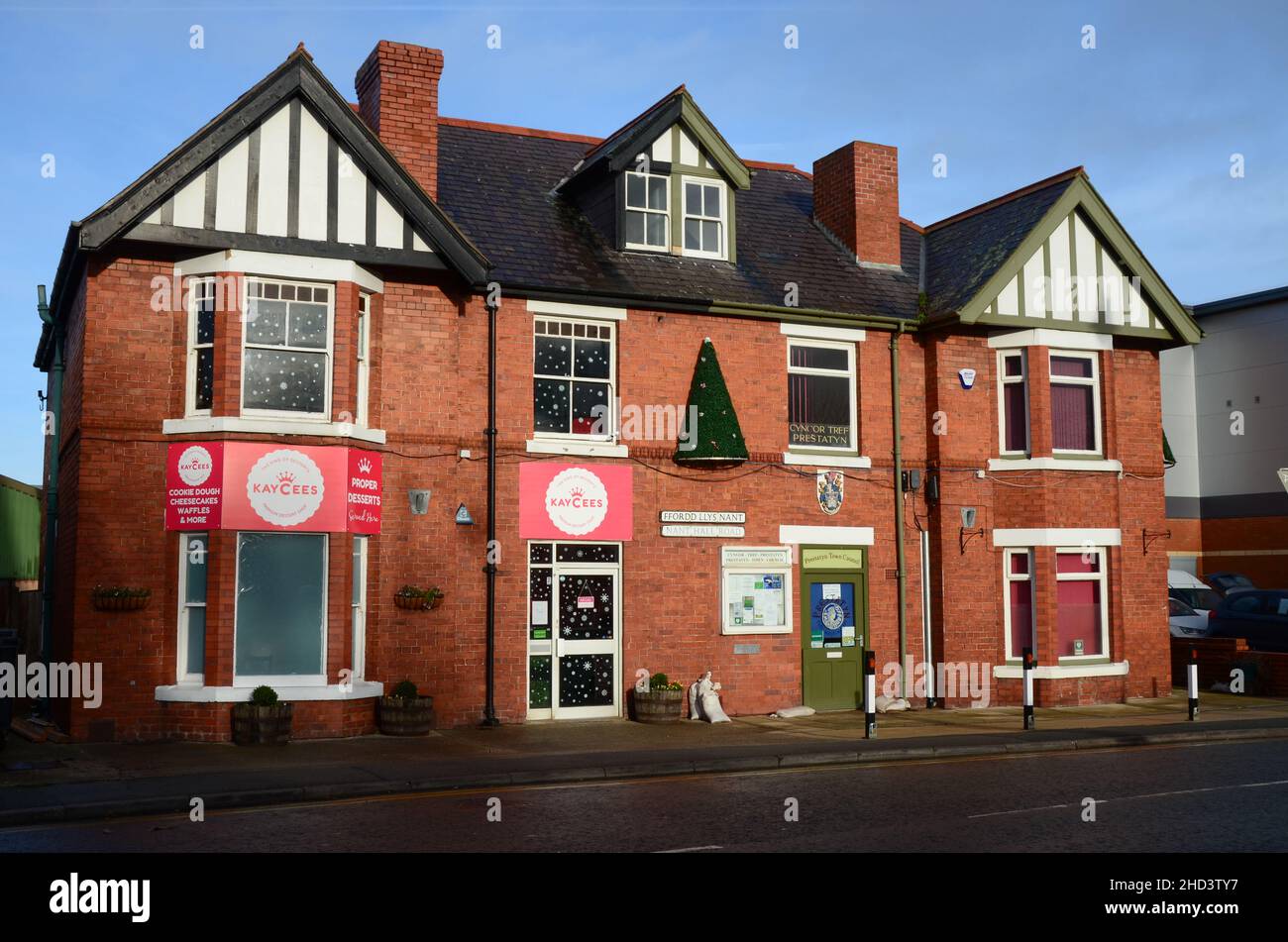Prestatyn, UK: Dec 14, 2021: Kaycees Desserts are neighbours with the Prestatyn Town Council offices on Nant Hall Road. Stock Photo