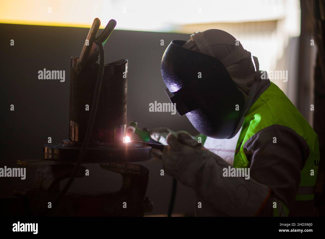 Man Using Wielding Machine Welding machine man works machine hi-res stock photography and images ...