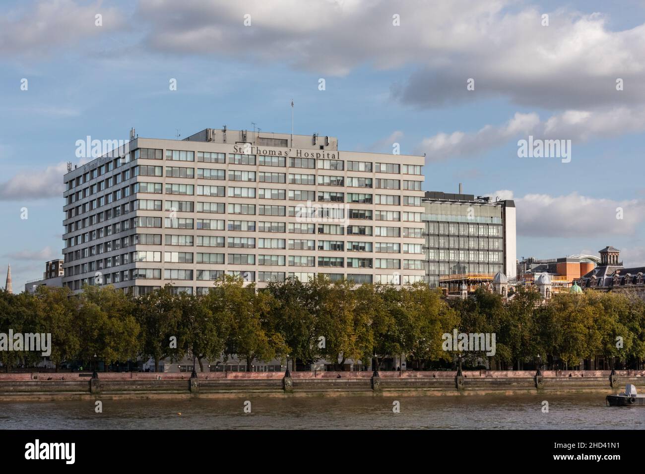 St Thomas' Hospital, large NHS hospital building on the River Thames in central London, England, UK Stock Photo