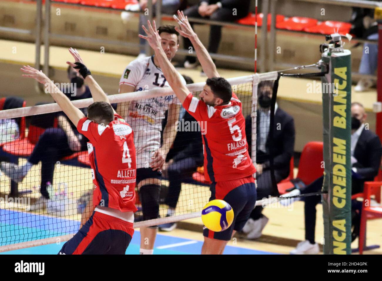 Taranto, Italia. 02nd Jan, 2022. Thomas Jaeschke Allianz Milano in schiacciata. durante Gioiella Prisma Taranto vs Allianz Milano, Campionato di Volley Superlega Serie A in Taranto, Italia, 02 gennaio 2022 Credit: Independent Photo Agency/Alamy Live News Stock Photo