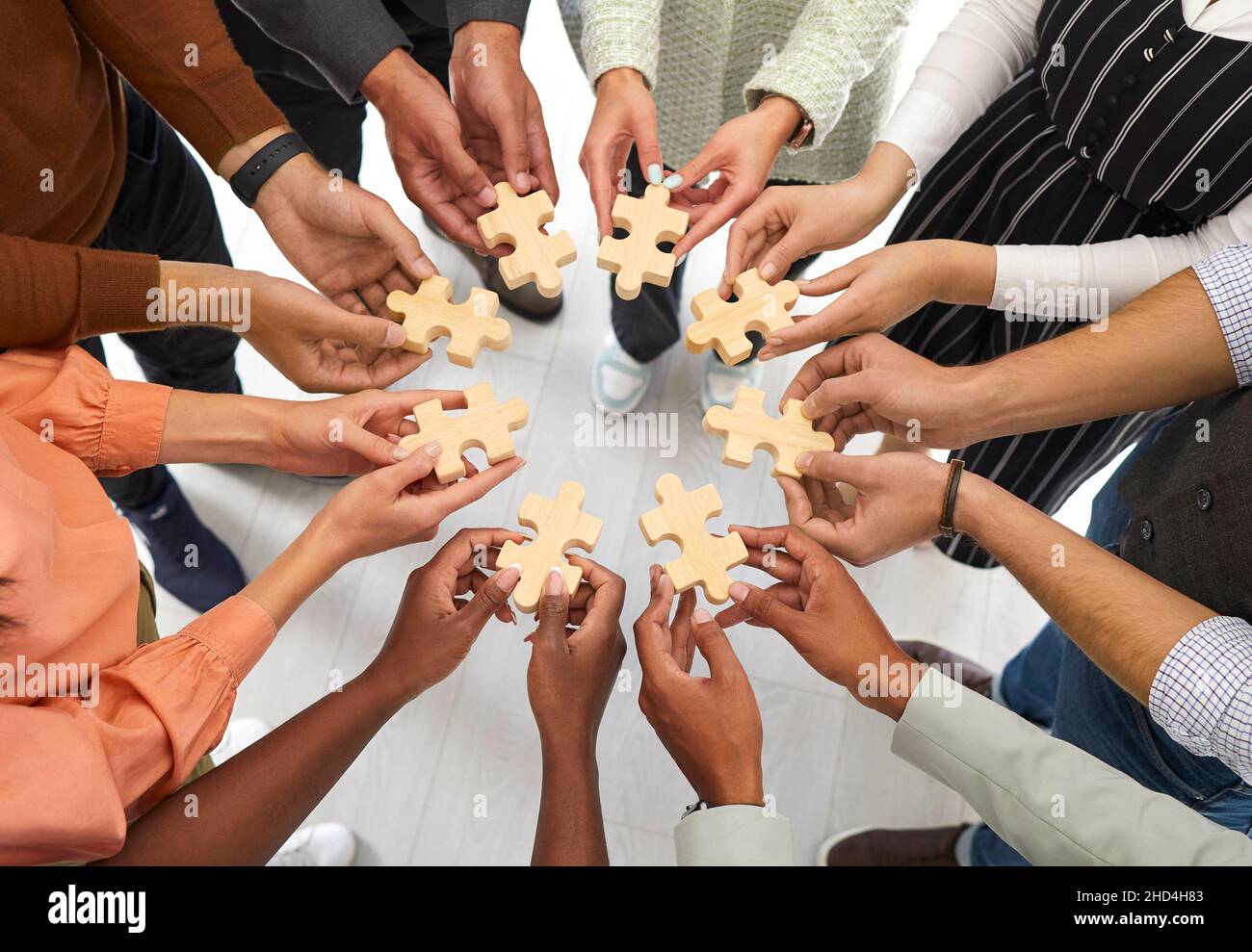 Circle people hands puzzle pieces hi-res stock photography and images -  Alamy