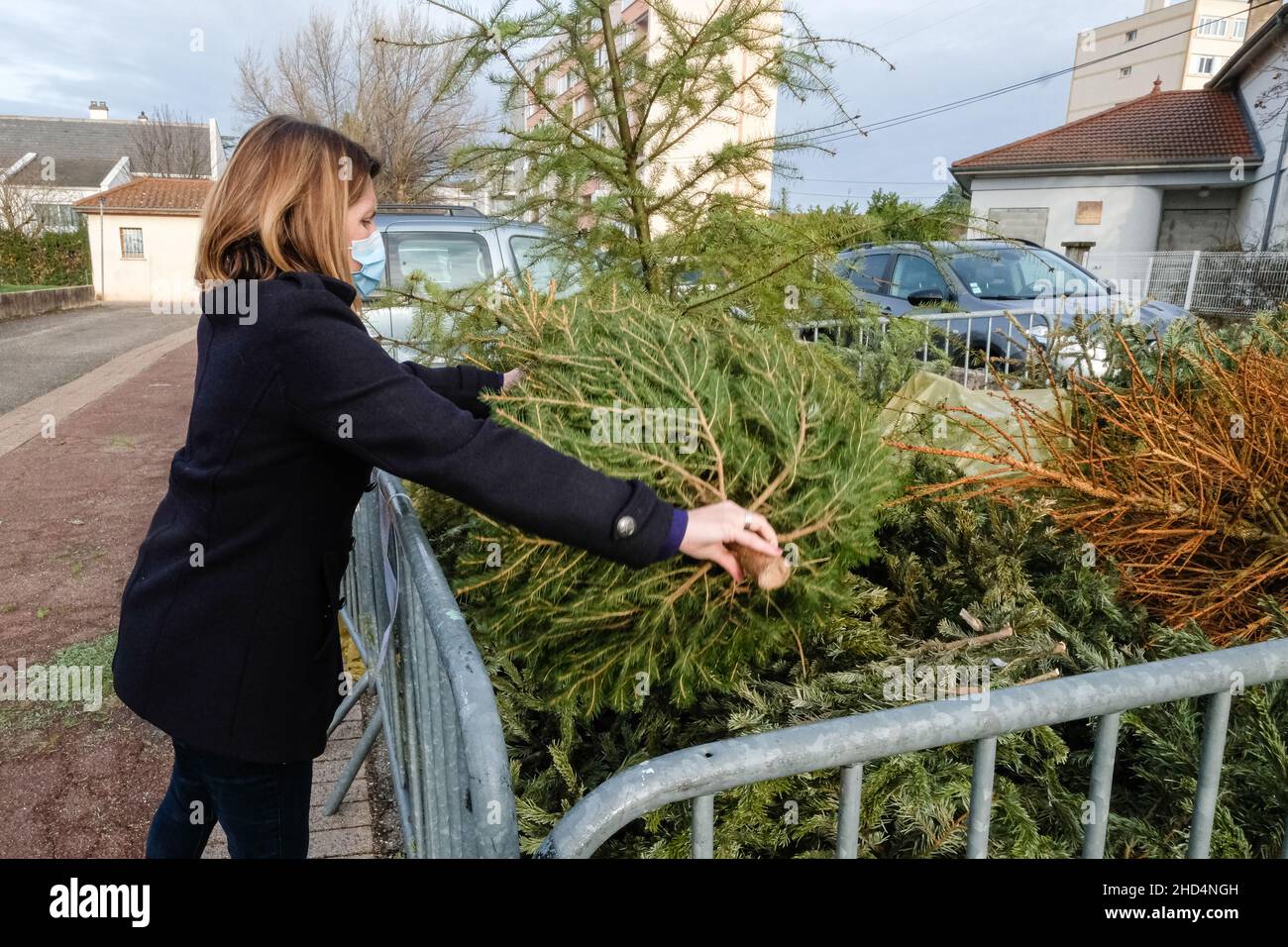 Ste Foy les Lyon (France), 3 January 2022. A woman throws away her