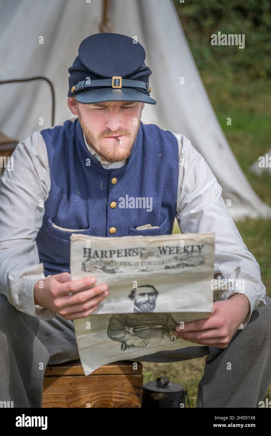 A soldier of the 118th Pennsylvania Volunteer Infantry Regiment reading Harpers Weekly. Stock Photo