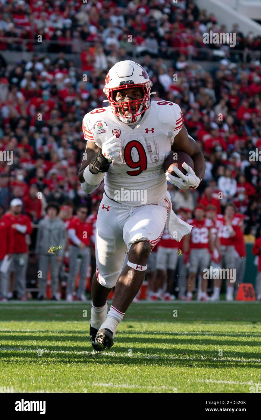 Utah Utes running back Tavion Thomas (9) runs the ball in for a score