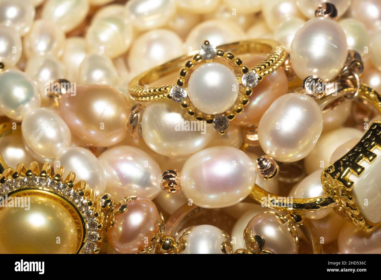 Real pearls hi-res stock photography and images - Alamy