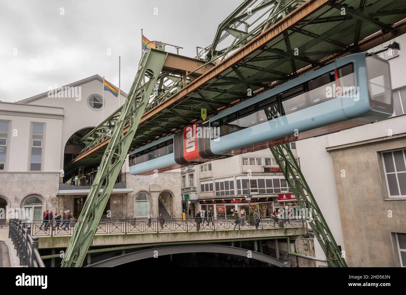 Wuppertal Die Schwebebahn – das Wahrzeichen Wuppertals – fährt auf einer 13 km langen Strecke durch die Stadt. Stock Photo