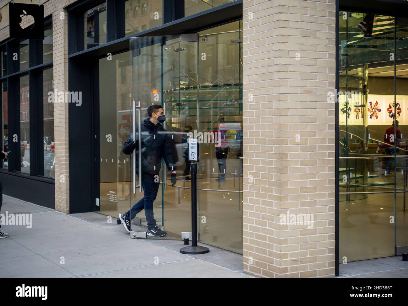 The Apple store in the Meatpacking District of New York on Tuesday, December 28, 2021.  Apple is limited the number of customers in its stores for online pick-up, browsing and Genius Bars visits.  (© Richard B. Levine) Stock Photo