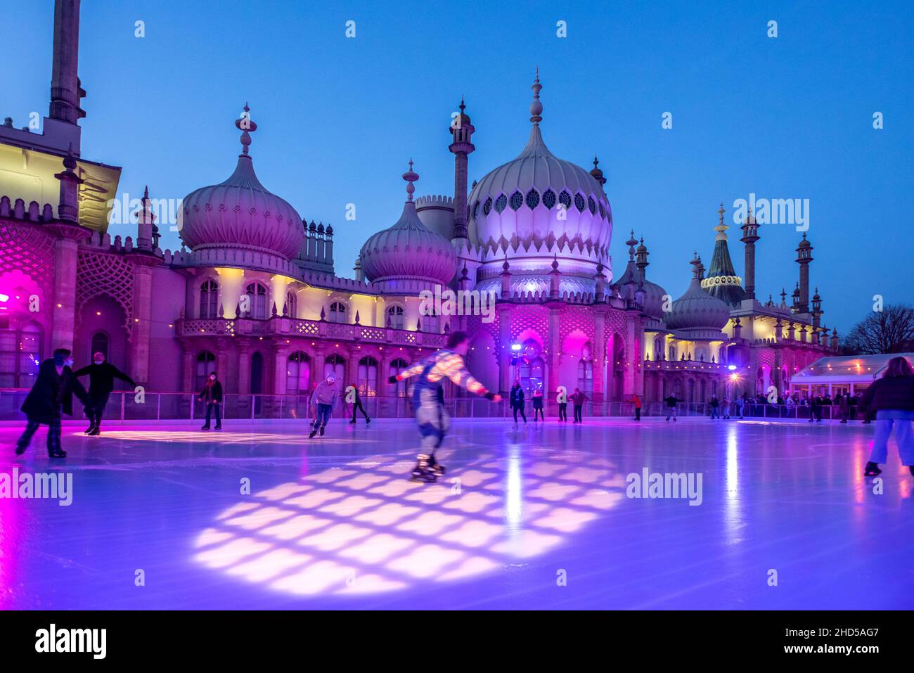 Brighton, December 31st 2021: Despite today's pleasant temperatures, the ice-rink at Brighton's Royal Pavilion is one of the few rinks to confirm it w Stock Photo