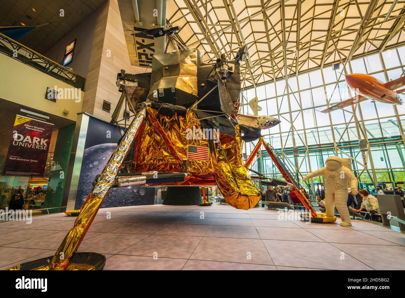 https://c8.alamy.com/comp/2HD5BG2/lunar-module-display-at-the-smithsonian-national-air-and-space-museum-washington-dc-usa-2HD5BG2.jpg