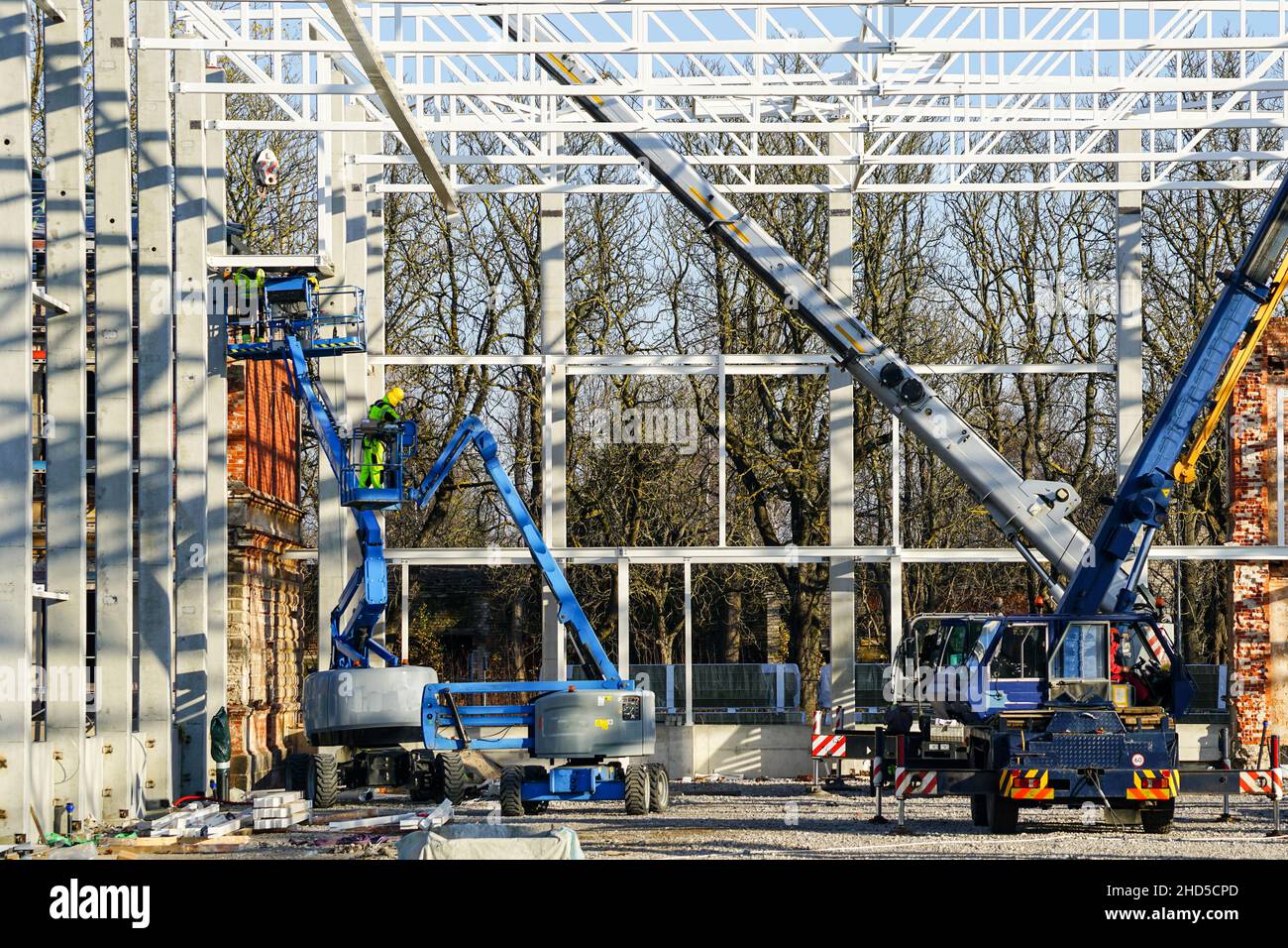 self propelled scissor lifts and telescopic crane for the installation