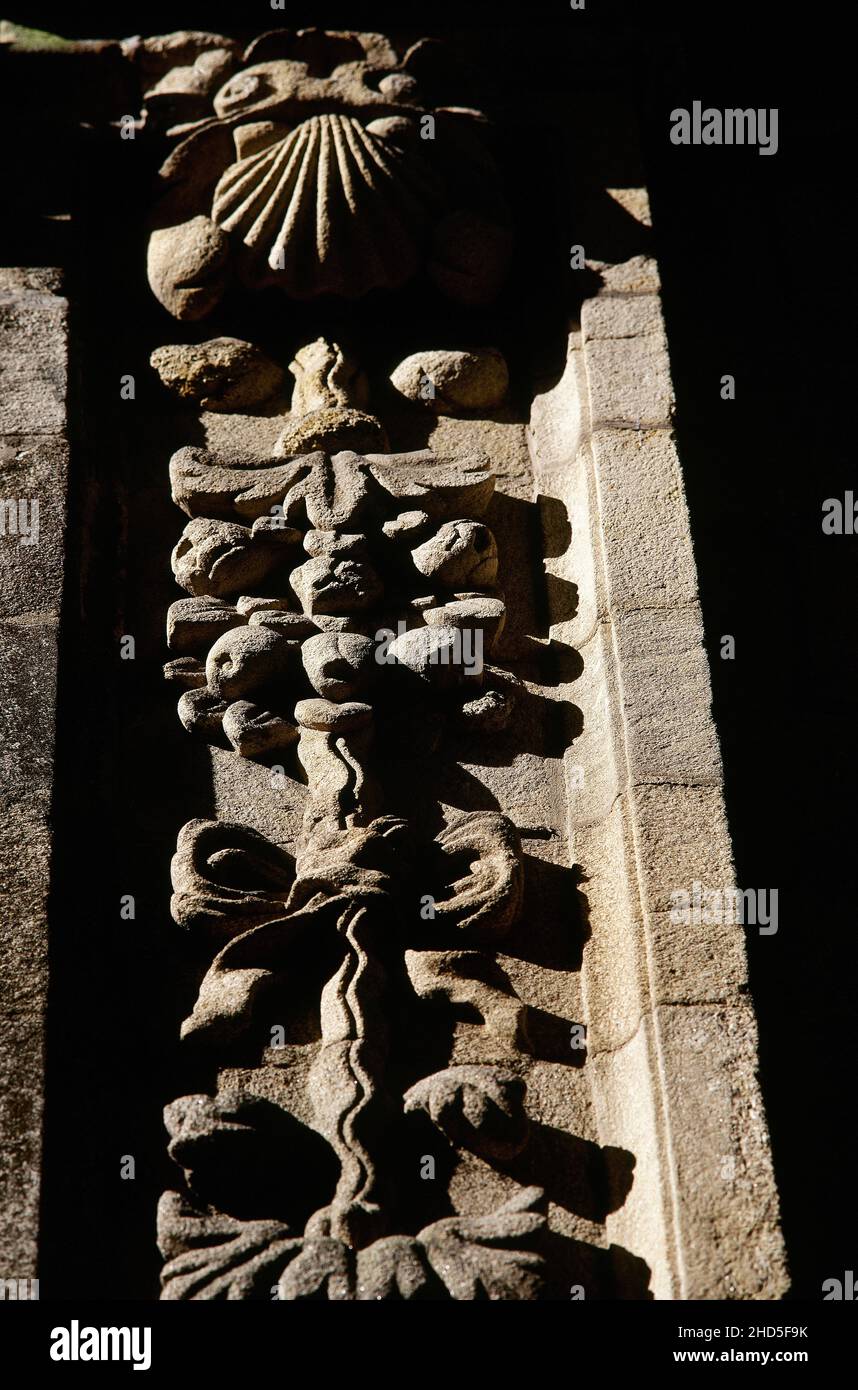 Spain, Galicia, La Coruña province, Santiago de Compostela. Casa das Pomas (House of Apples). 17th-century house whose project is attributed to the architect Domingo de Andrade. Architectural detail of a pilaster on the façade, whose decoration represents a scallop (symbol of the Chapter) from which a string of fruit, which gives the house its name, starts. Stock Photo