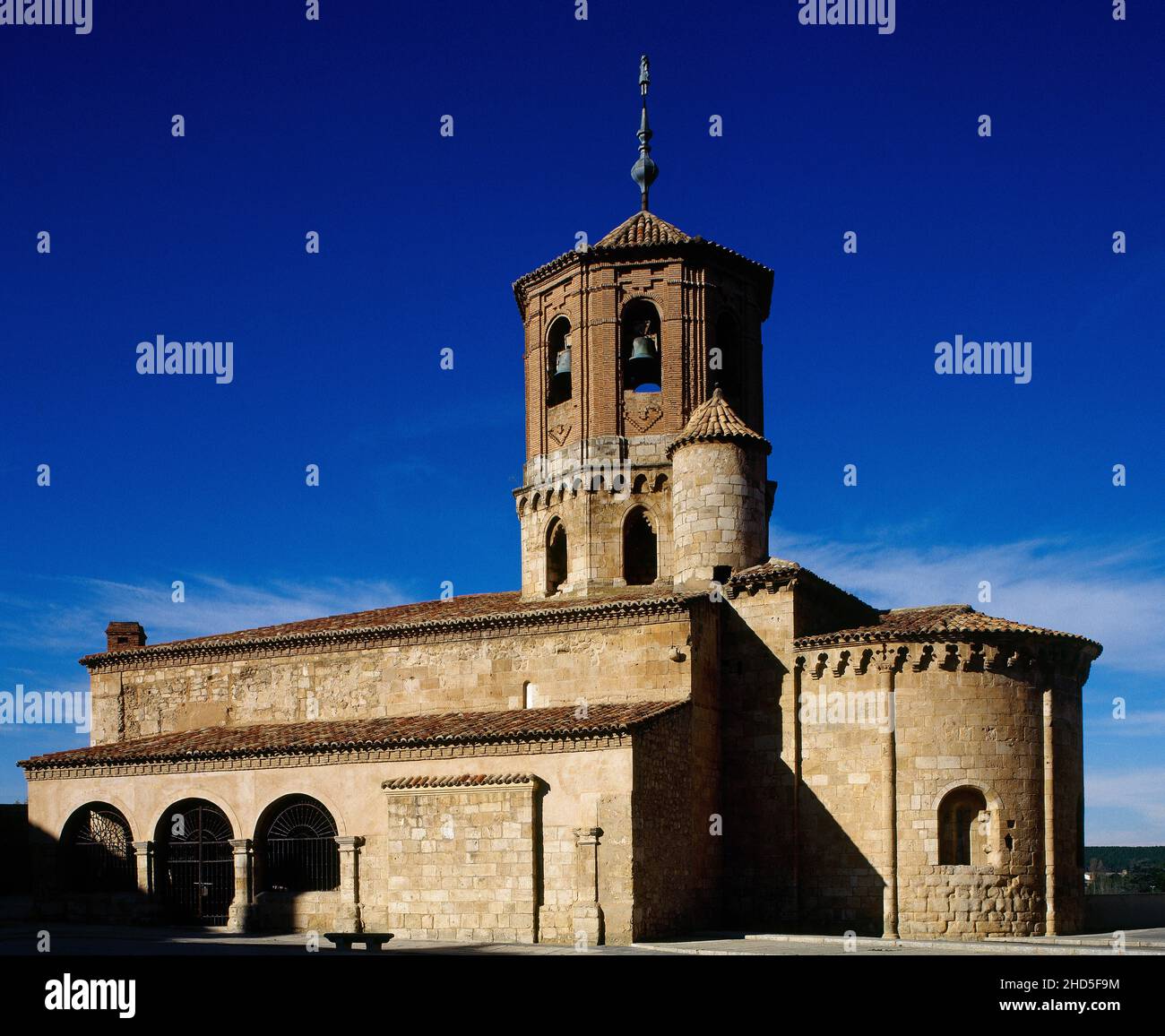 Spain, Castile and Leon, province of  Soria, Almazán. Church of Saint Michael. General view of the church. It was built in the mid-12th century, after the conquest of the town by King Alfonso I the Battler in 1128. Only the portico, part of the naves and the lower part of the tower remain from the Romanesque period. Stock Photo
