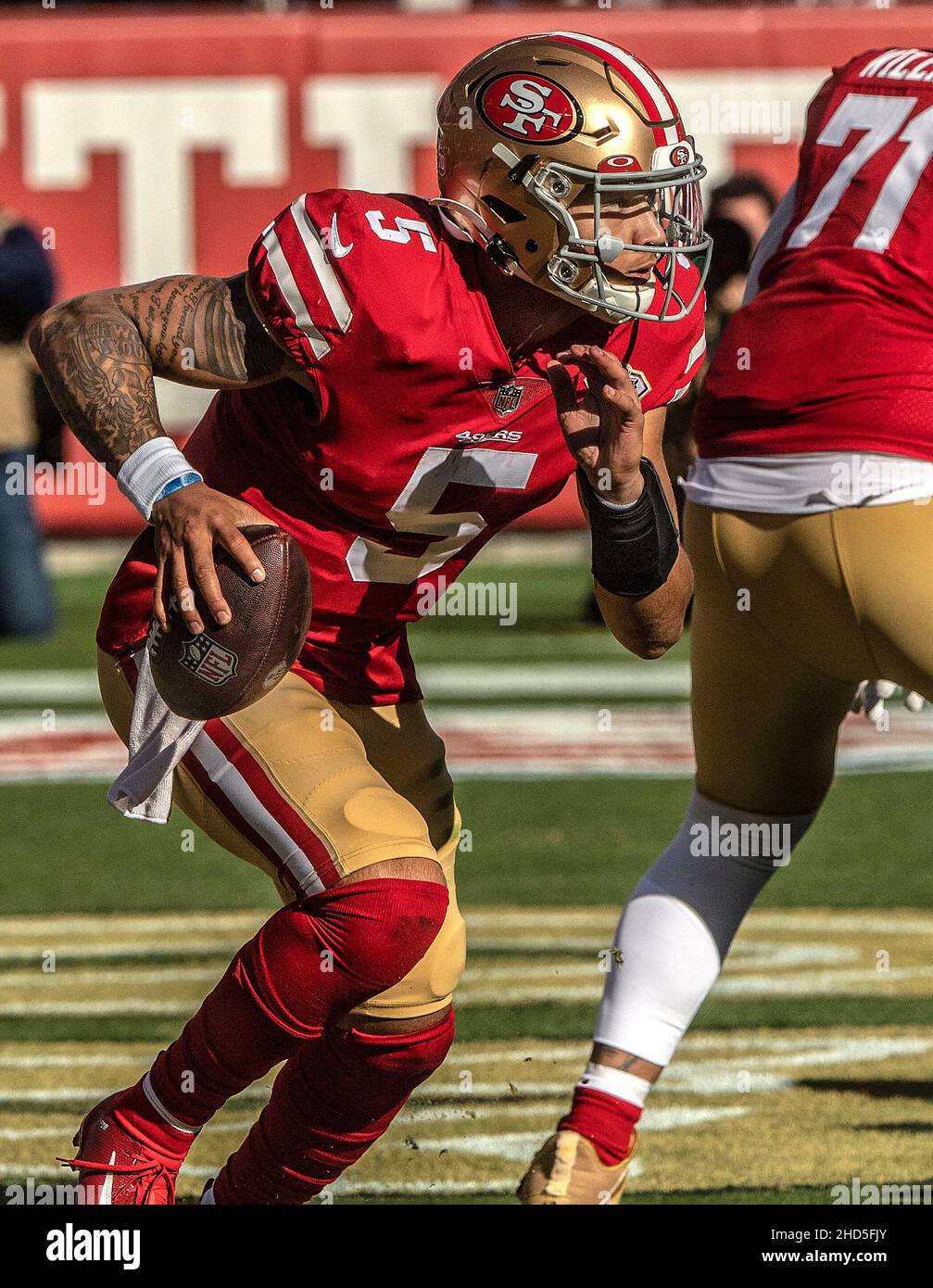 Santa Clara, California, USA. 2nd Jan, 2022. San Francisco 49ers running  back Eli Mitchell (25) happy with run on Sunday, January 02, 2022, at Levis  Stadium in Santa Clara, California. The 49ers