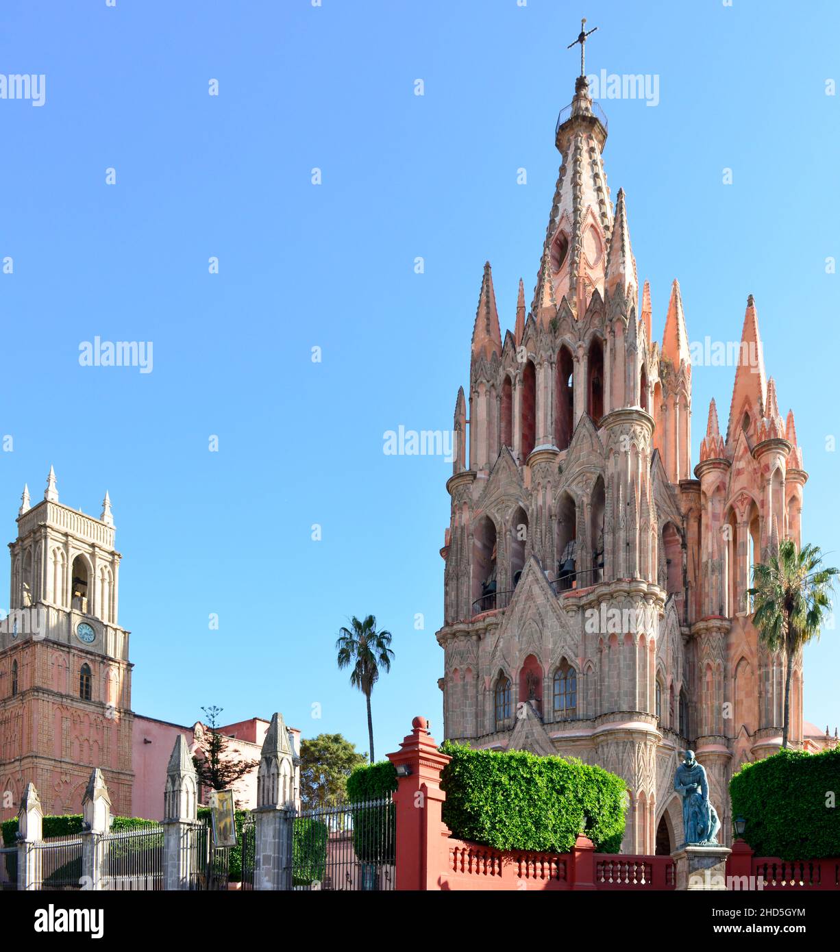 View of the spectacular pink 17th Century Neo-Gothic Parroquia de San Miguel Arcangel cathedral with Fray Juan statue in San Miguel de Allende, MX Stock Photo