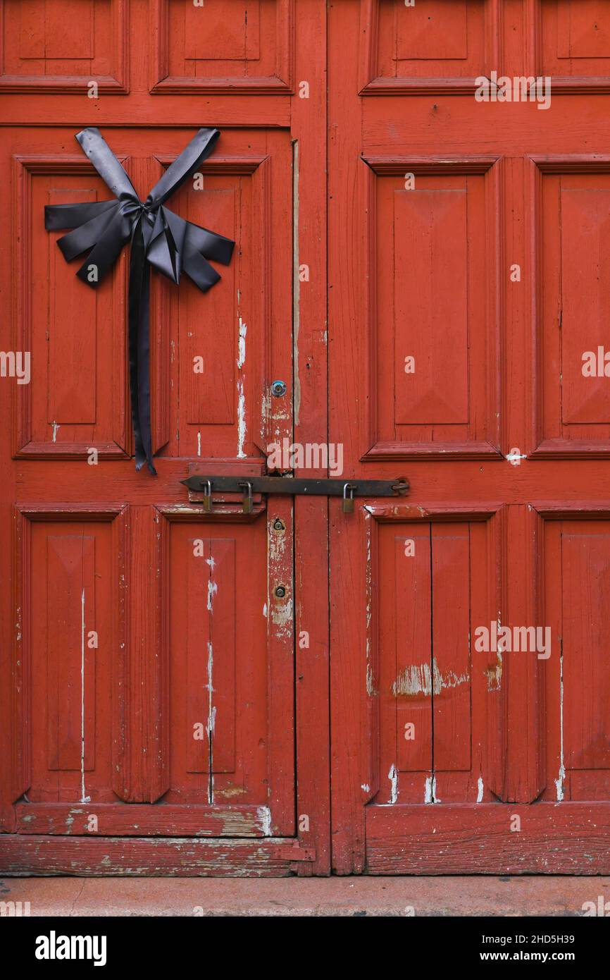 Many black ribbons on Merida doors (signaling Coronavirus deaths) since the start of the Pandemic. Here a black ribbon in the centro of Merida, Mexico Stock Photo
