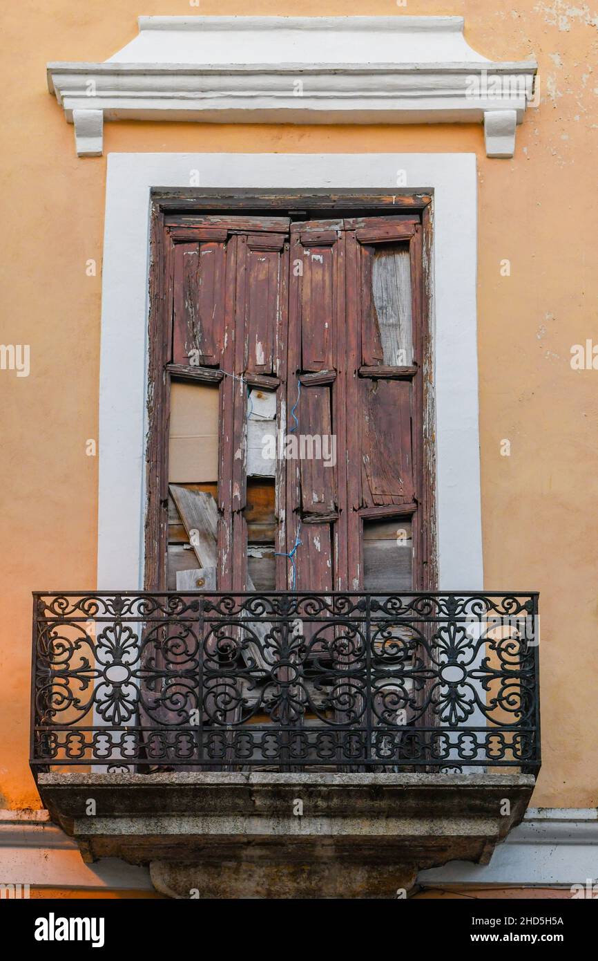 Decayed Colonial building, Merida Mexico Stock Photo