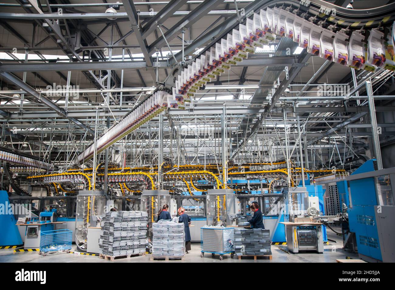 Newspaper worker printing press hires stock photography and images Alamy
