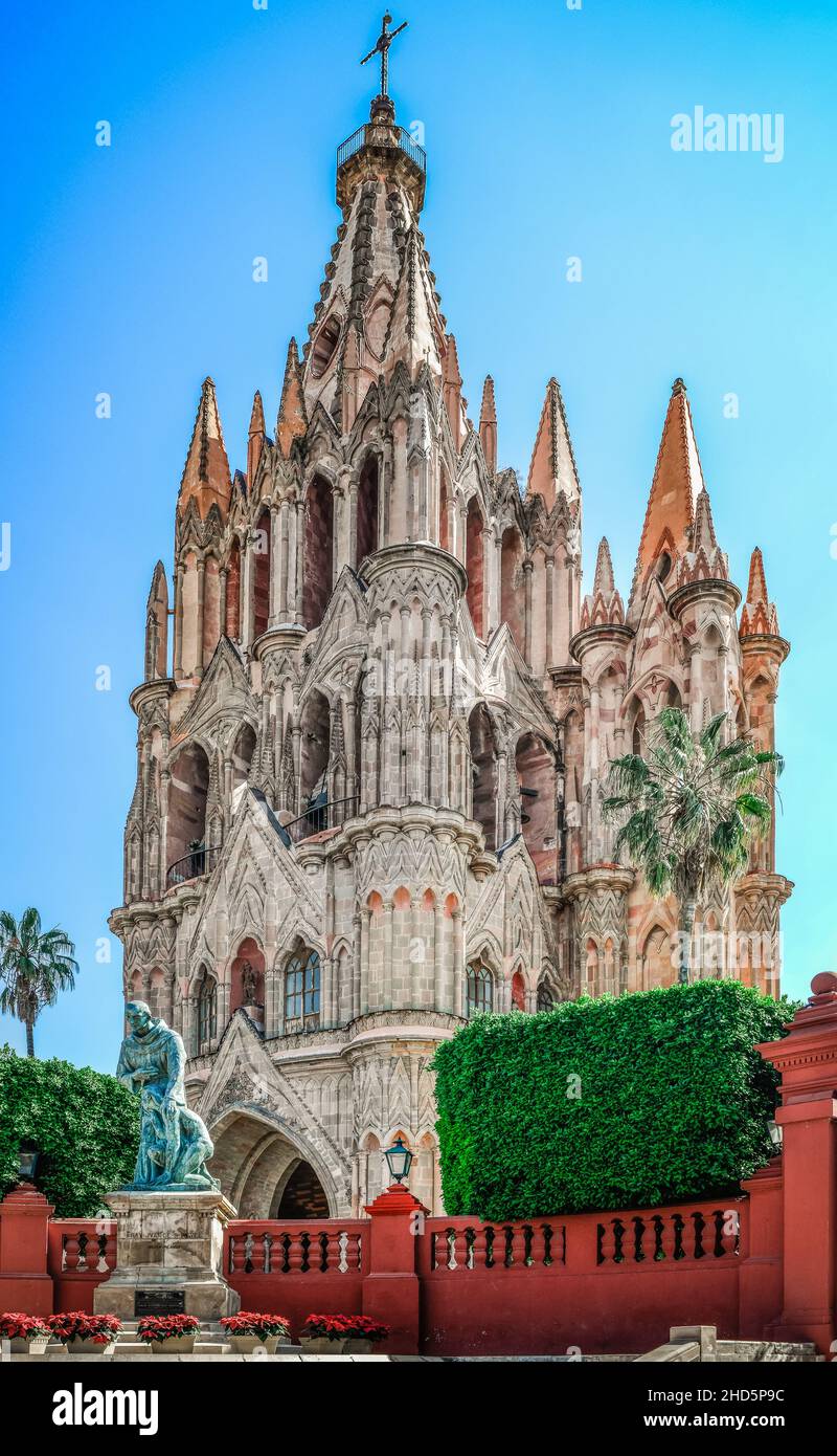 View of the spectacular pink 17th Century Neo-Gothic Parroquia de San Miguel Archangel cathedral with statue of Fray Juan, San Miguel de Allen de, MX Stock Photo