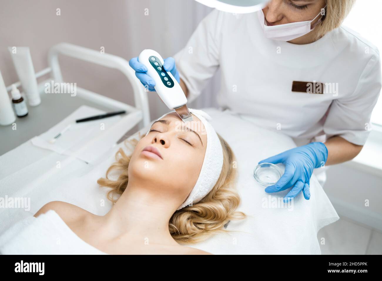Ultrasound facial procedure hi-res stock photography and images - Alamy