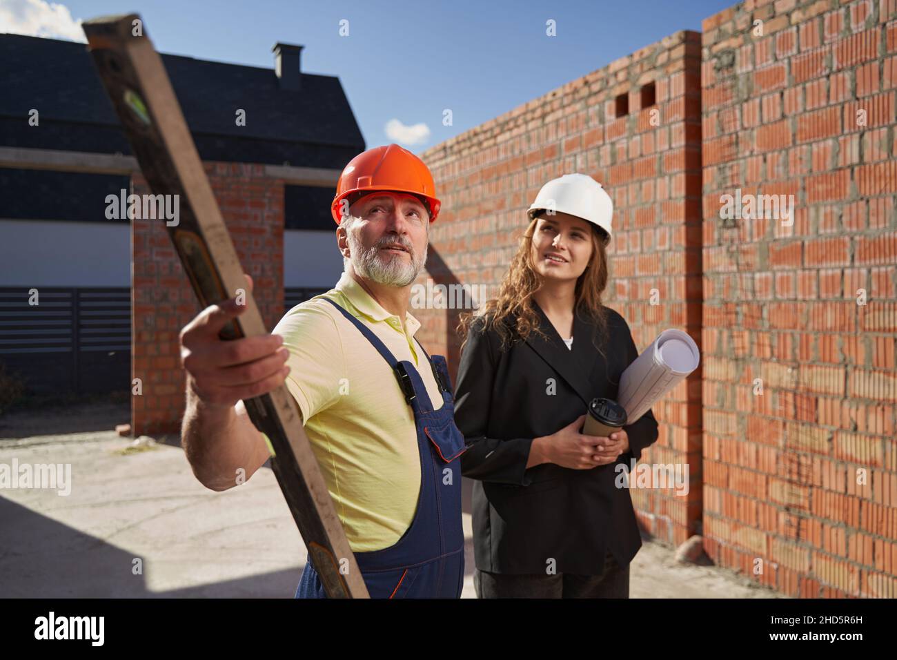 Female builder spirit level hi-res stock photography and images - Alamy