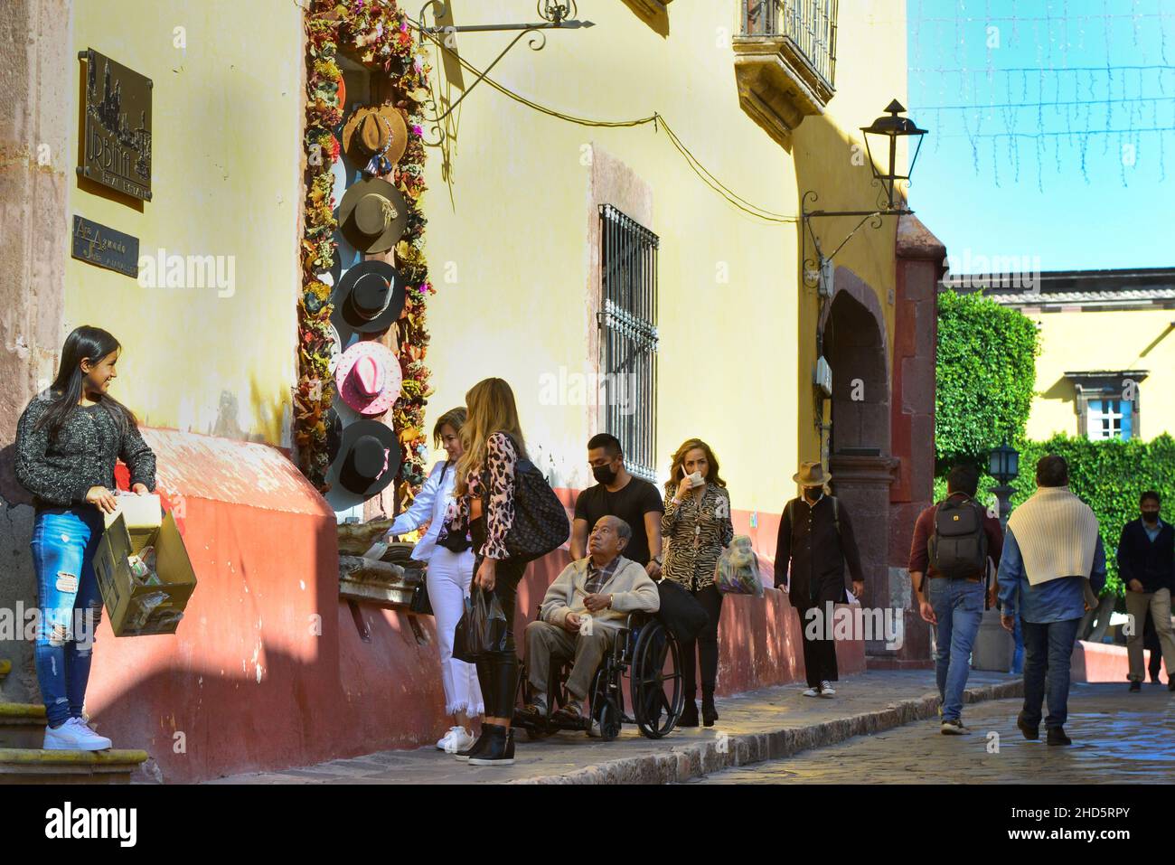 Street vendors  on cobblestone streets to Shoppers and tourists in the centro district in the colonial city of San Miguel de Allende, Mexico Stock Photo