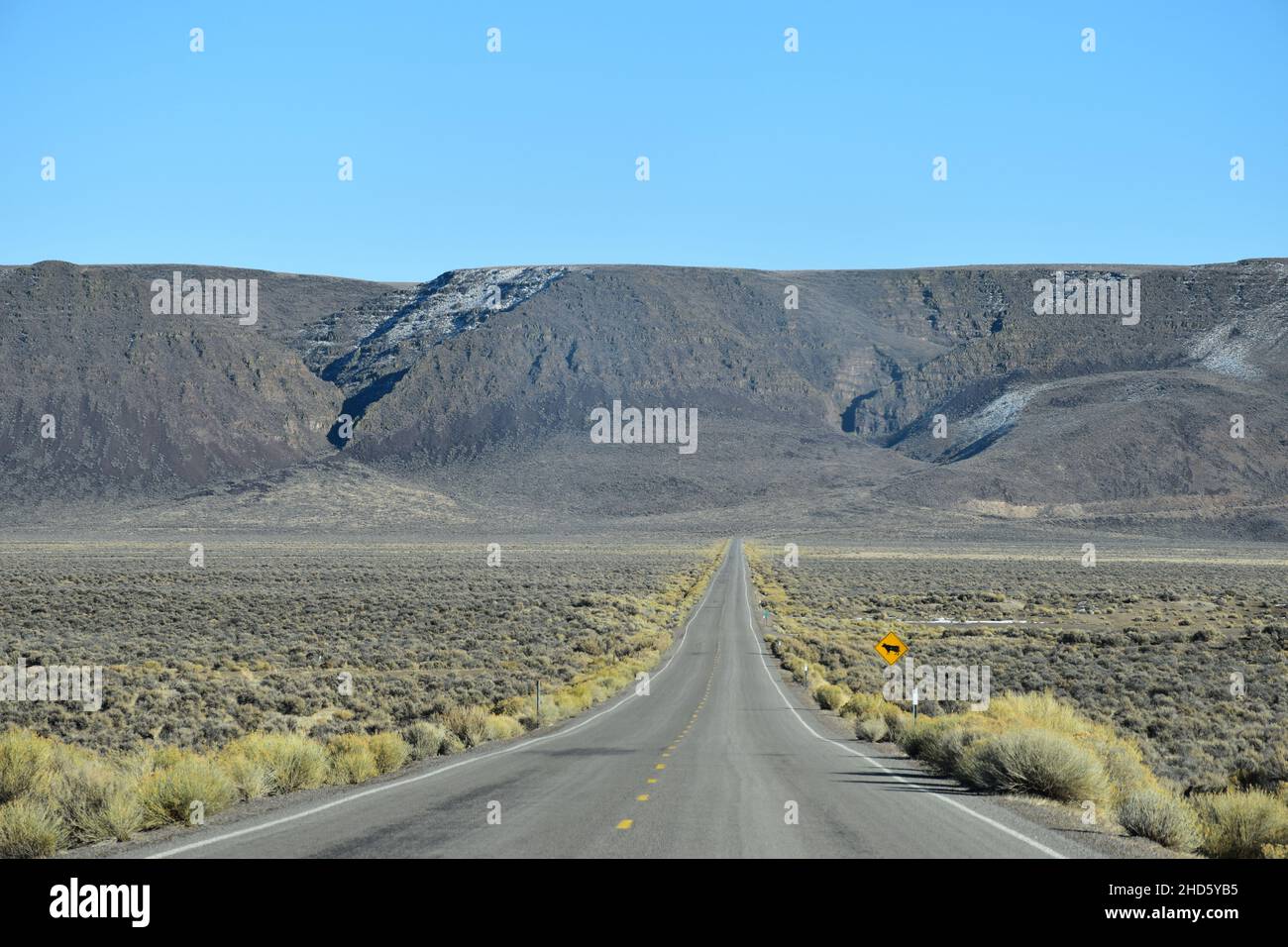 The approach to the dramatic steep cliffs of Sage Butte on the remote Adel-Denio road (OR-140, Warner Highway) in southern Oregon, United States. Stock Photo