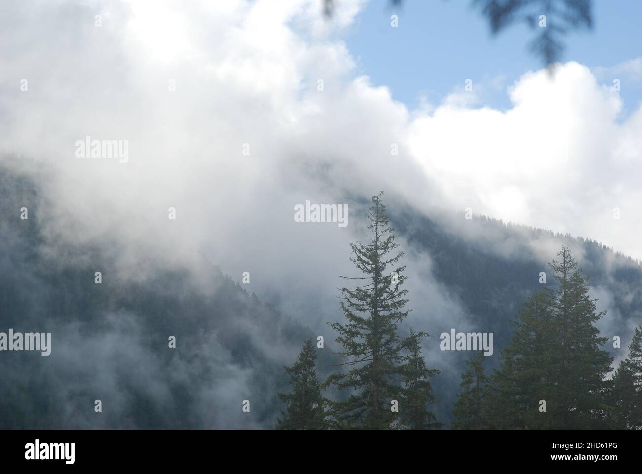 Cloud On Ridges Cloudy ridges in the North Cascades Stock Photo - Alamy