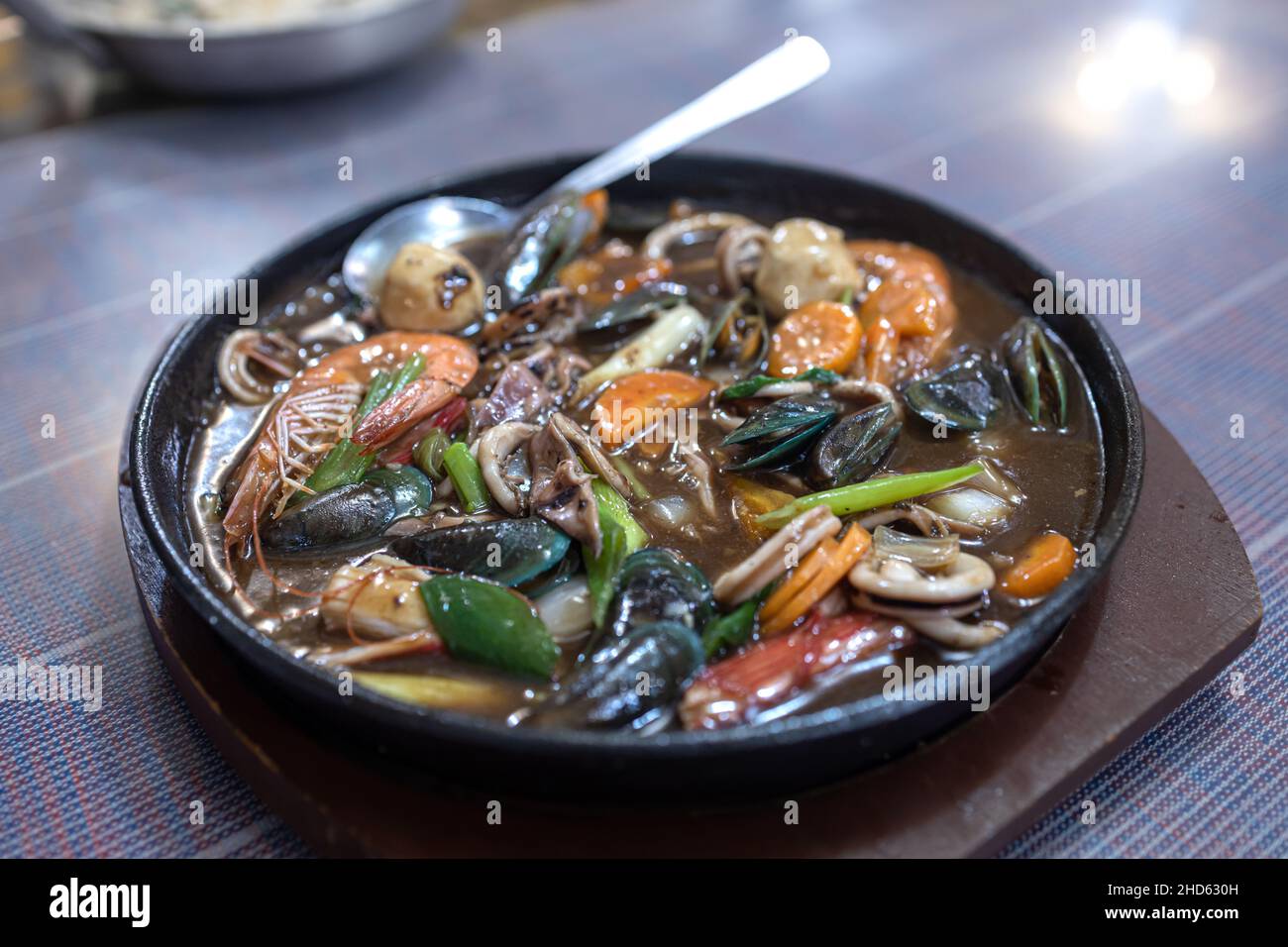 Filipino popular food sizzling mixed seafood at restaurant Stock Photo