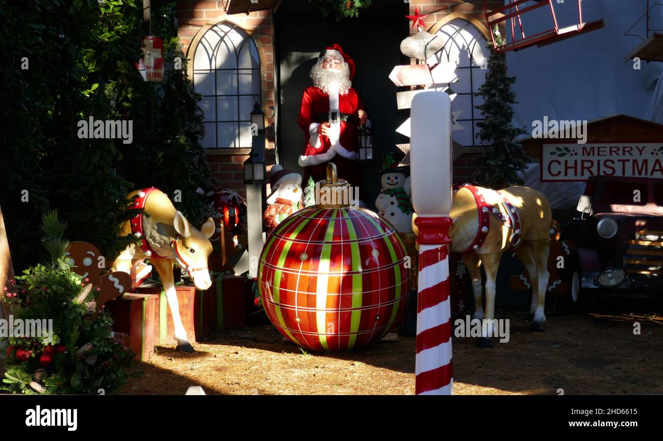Christmas Los Angeles 2022 Los Angeles, California, Usa 2Nd January 2022 A General View Of Atmosphere  At Christmas Holiday Decorations