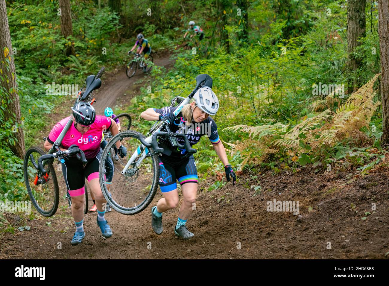 WA20585-00....WASHINGTON - Hill climb of a woman's cyclocross race. Stock Photo